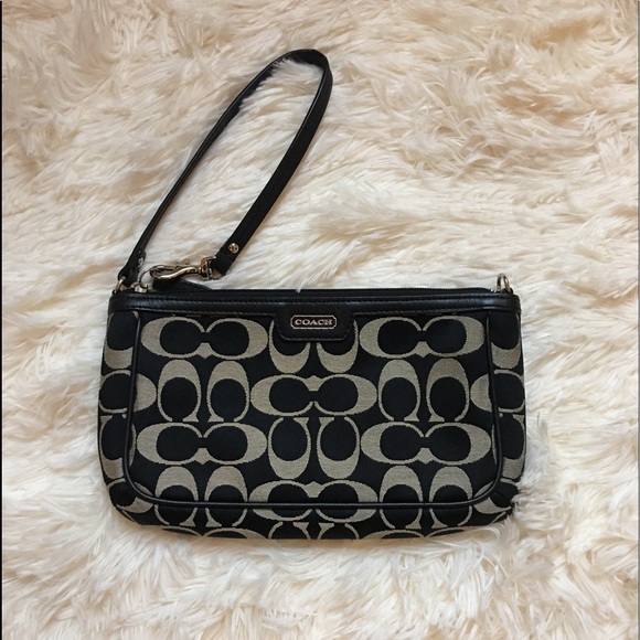 ๐ค Beautiful Coach Wristlet ๐ค - Picture 1 of 7